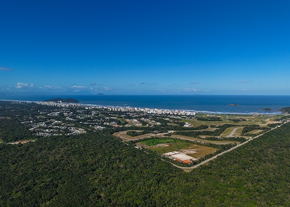 Vista aérea da Riviera de São Lourenço, com a vegetação, os empreendimentos e o mar ao fundo